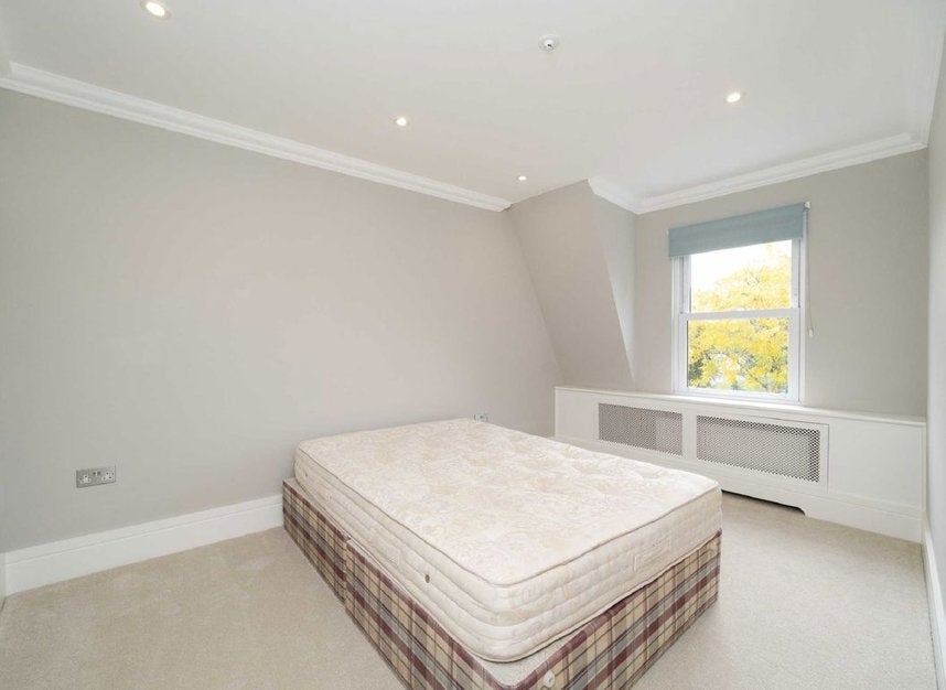 Flat Upper Richmond Road West in Greater London