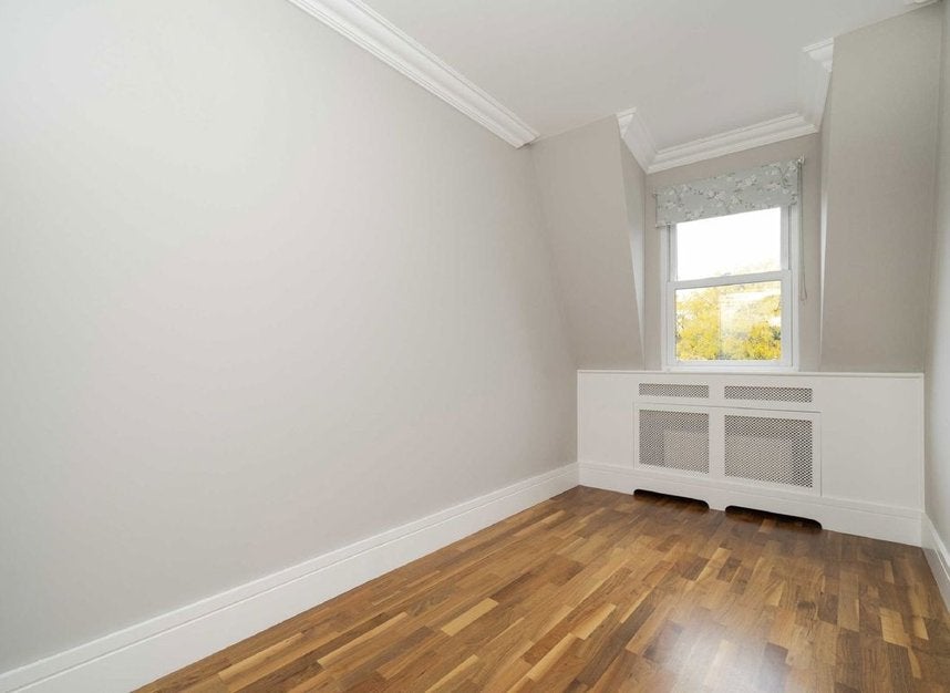 Flat Upper Richmond Road West in Greater London