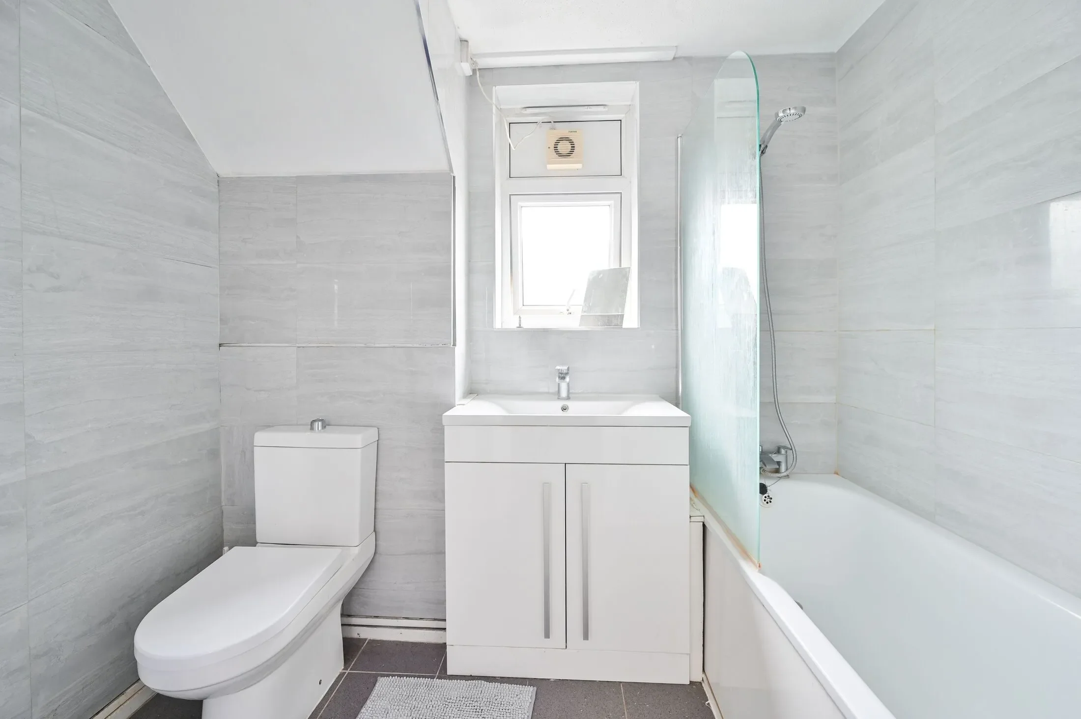 Flat Clifton Way in Greater London