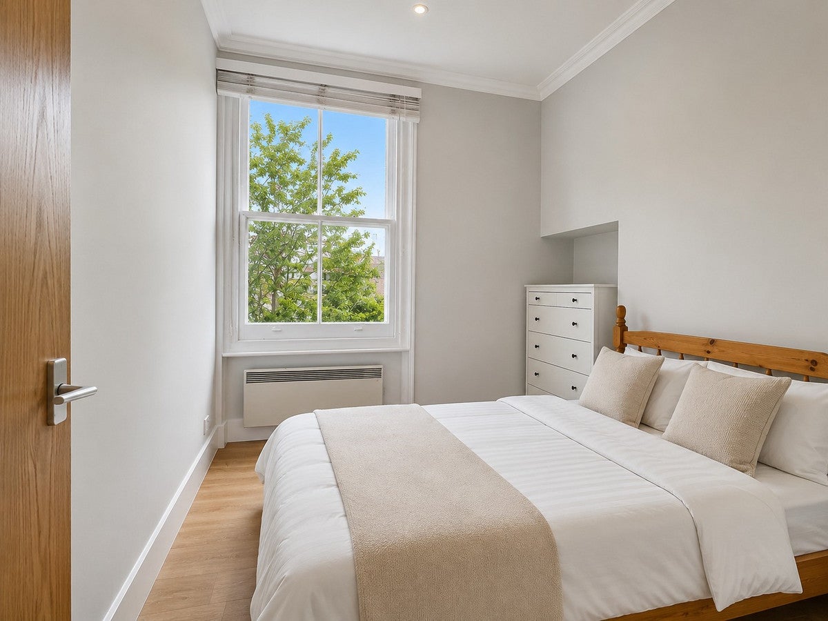 Flat Russell Road in Greater London