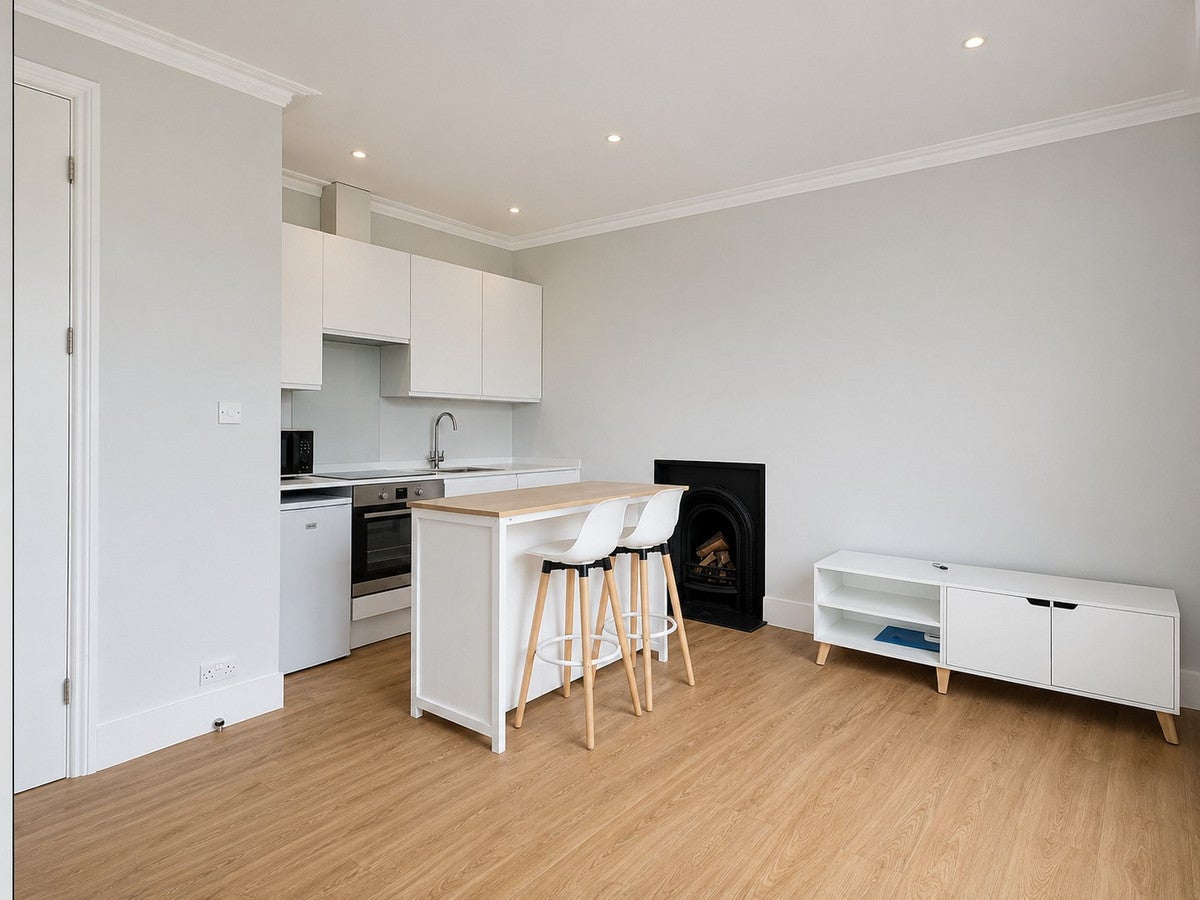 Flat Russell Road in Greater London