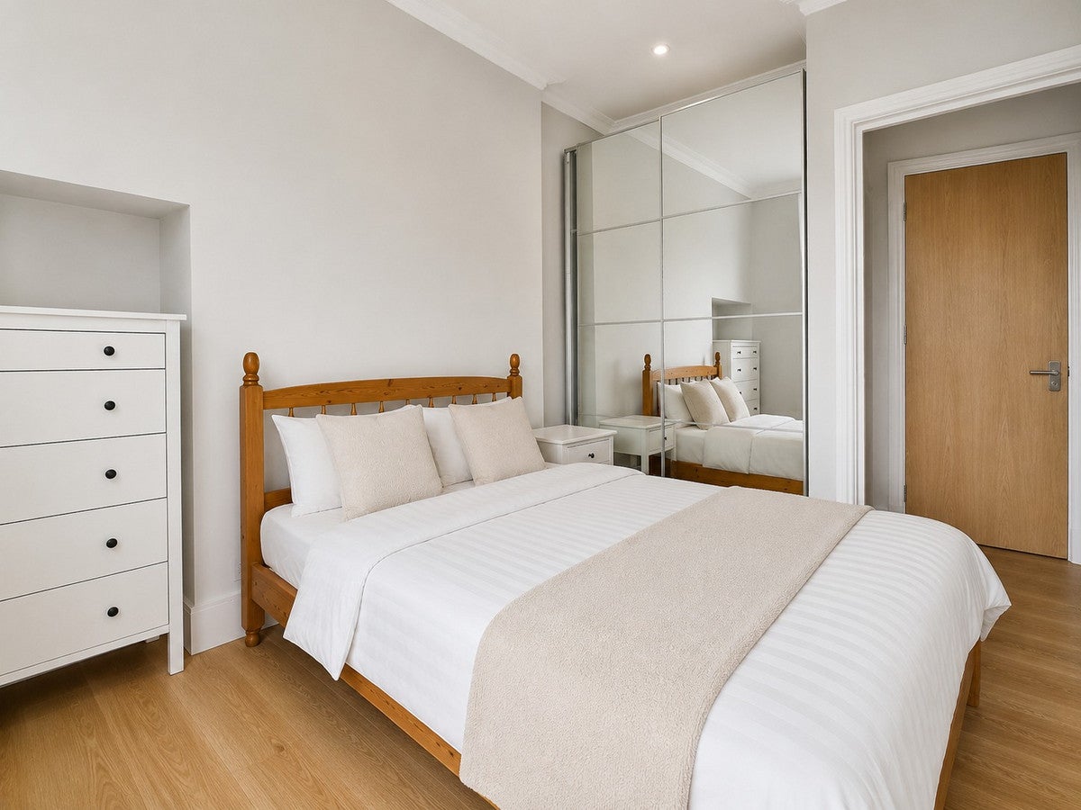 Flat Russell Road in Greater London