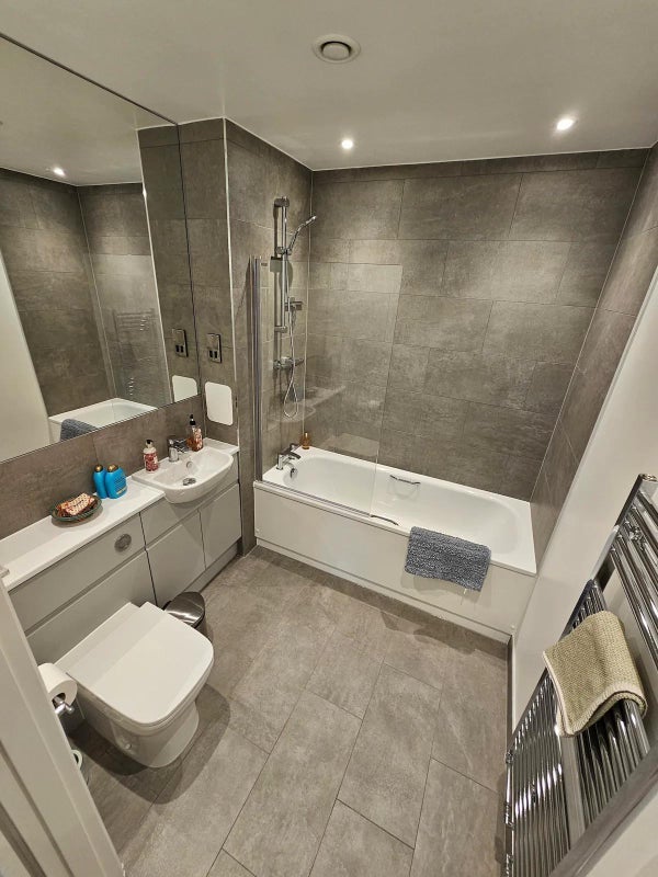 Room Barrowgate Road in Greater London
