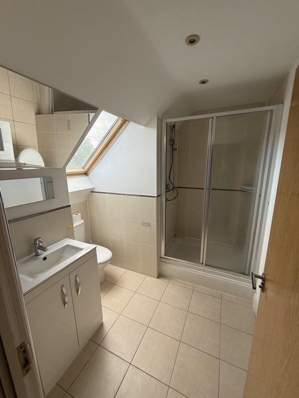 Room Highgrove Avenue in Ascot