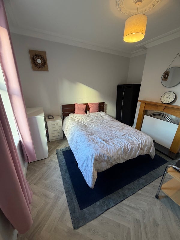 Room Spurr Street in Sheffield