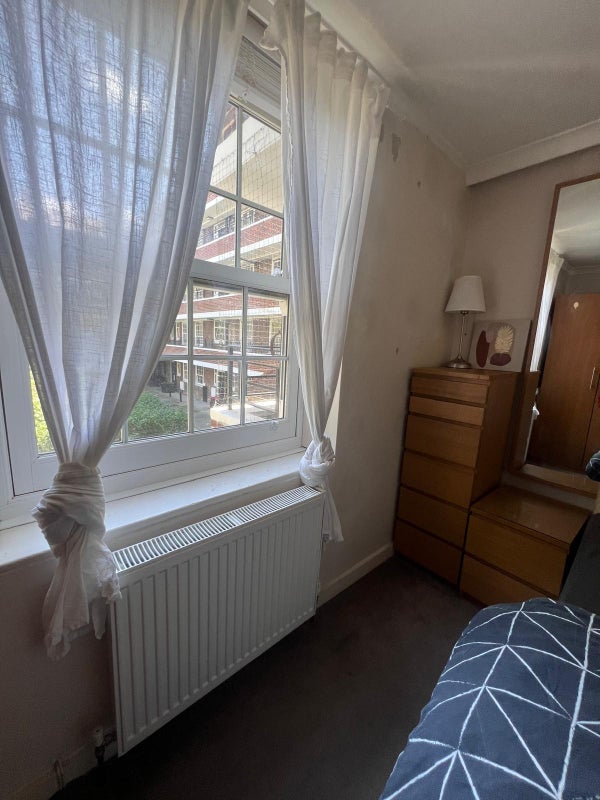 Room Emlyn Gardens in Greater London