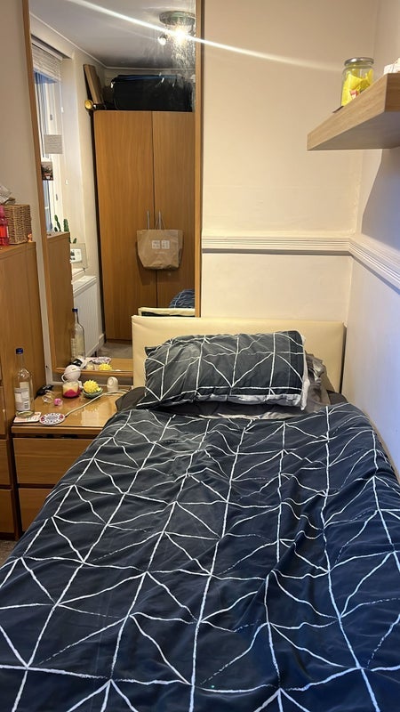 Room Emlyn Gardens in Greater London