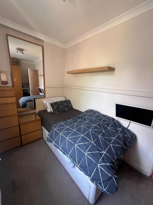 Room Emlyn Gardens in Greater London