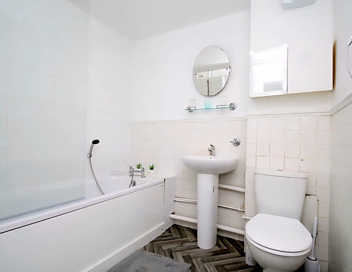 Flat Urquhart Court in Greater London