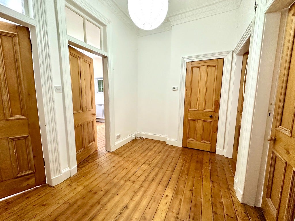 Flat Lyndhurst Gardens Lane in Glasgow