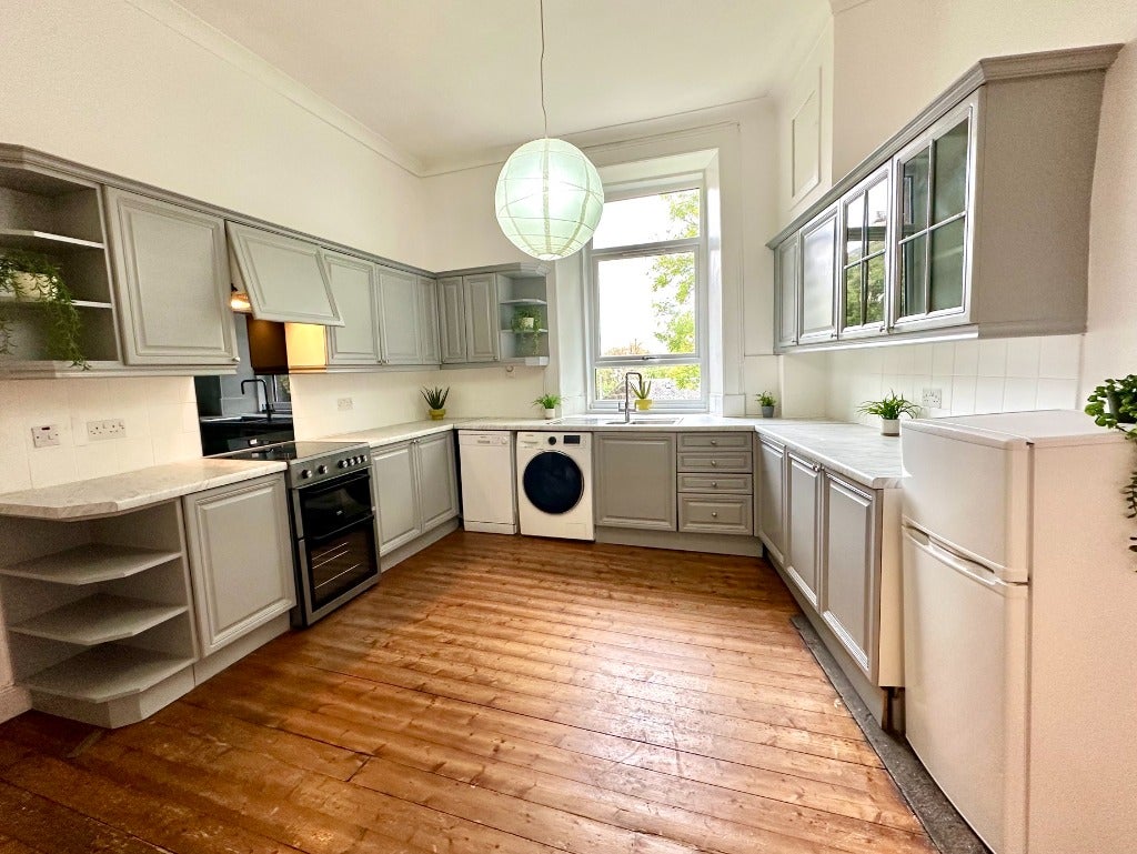 Flat Lyndhurst Gardens Lane in Glasgow