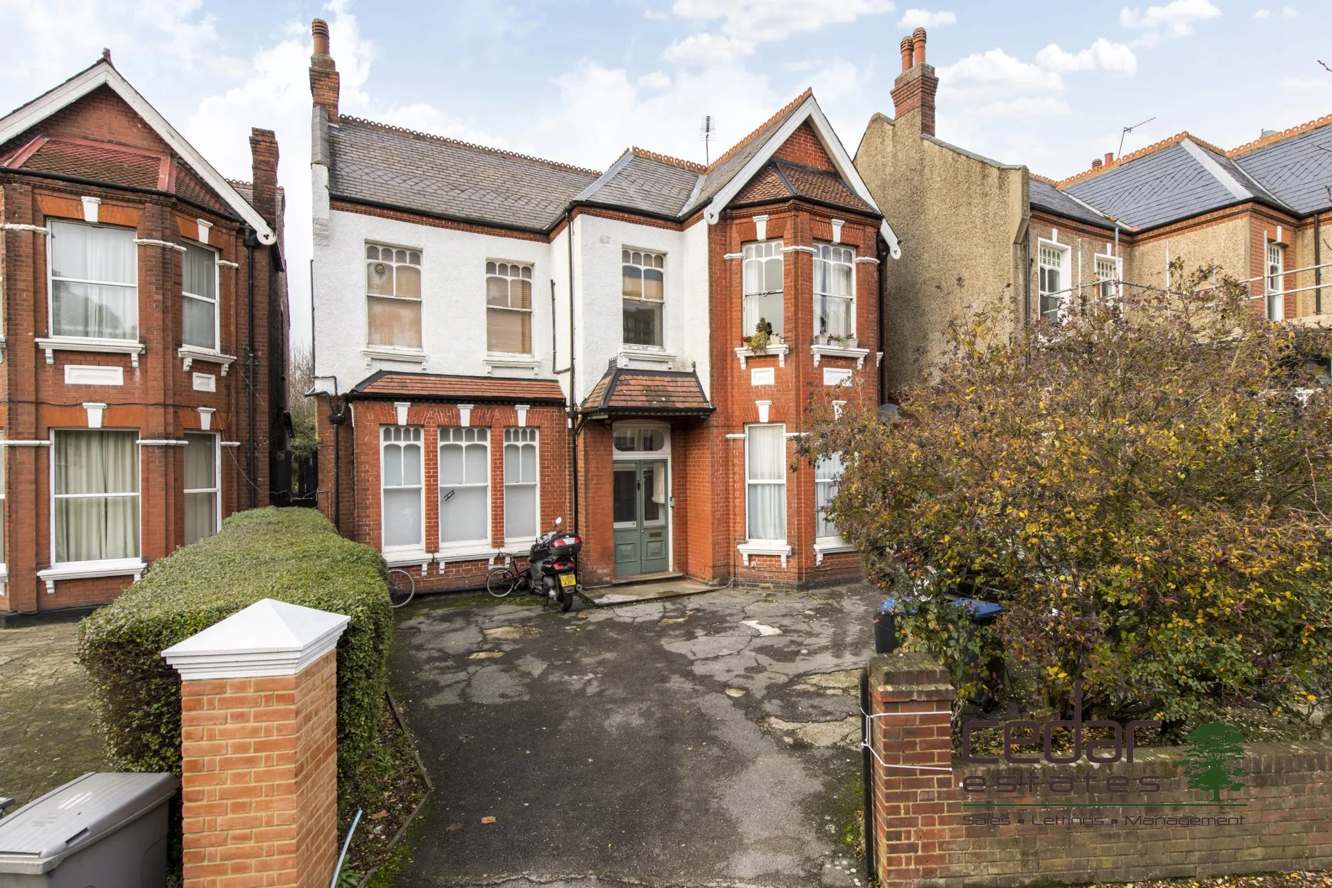 Flat Mapesbury Road in Greater London