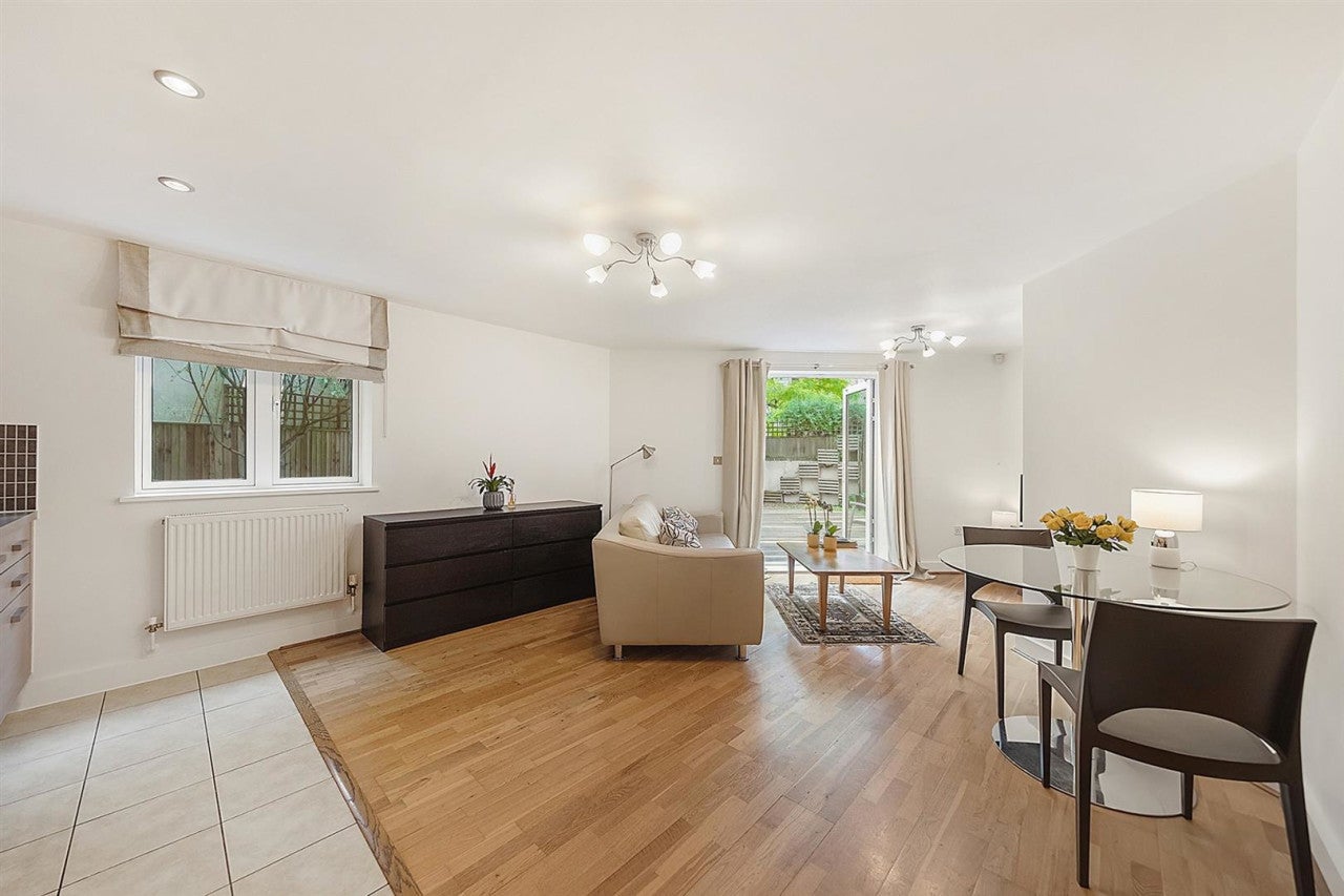 Flat Clapham Road in Greater London