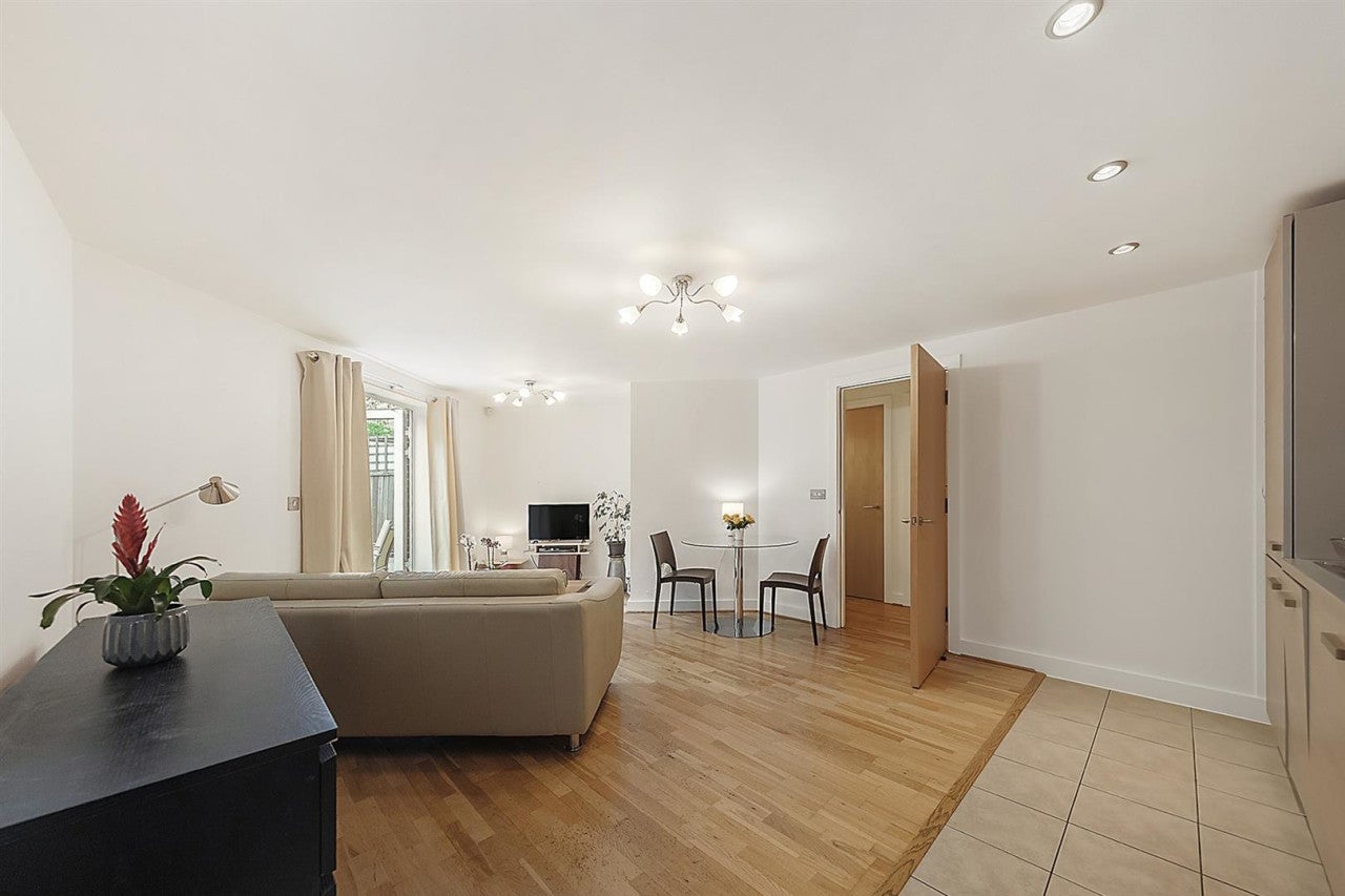 Flat Clapham Road in Greater London