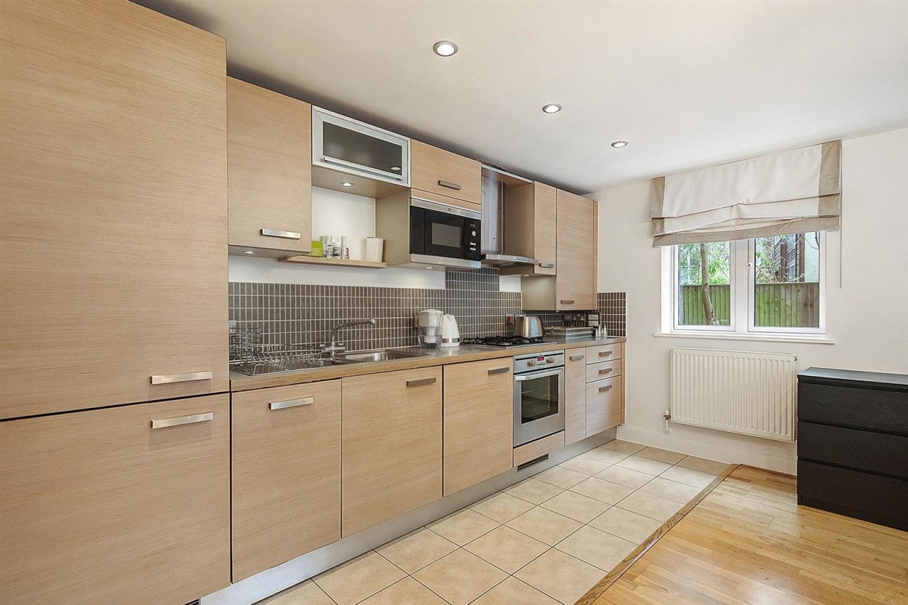 Flat Clapham Road in Greater London
