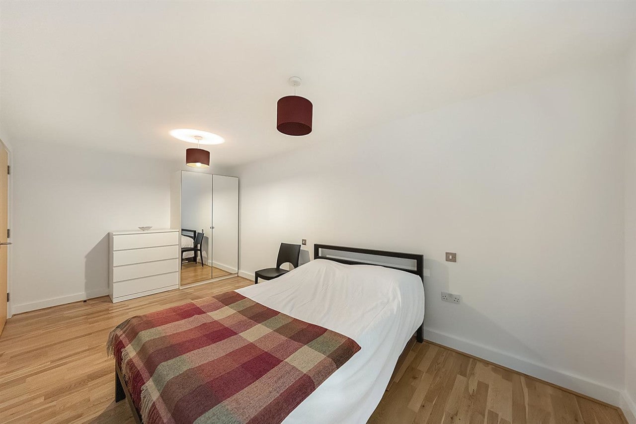 Flat Clapham Road in Greater London