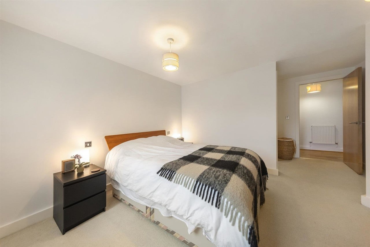 Flat Clapham Road in Greater London