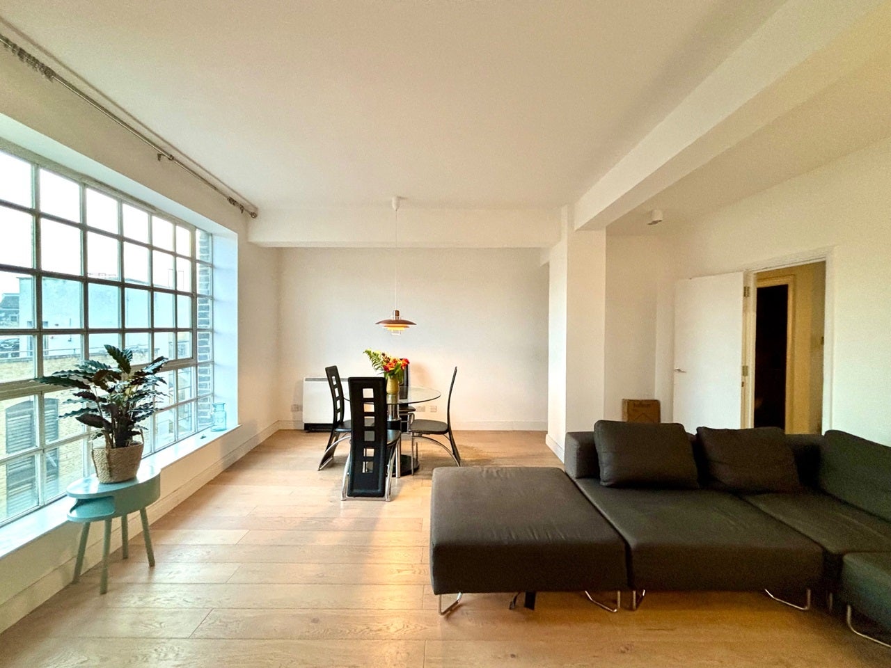 Flat Curlew Street in Greater London