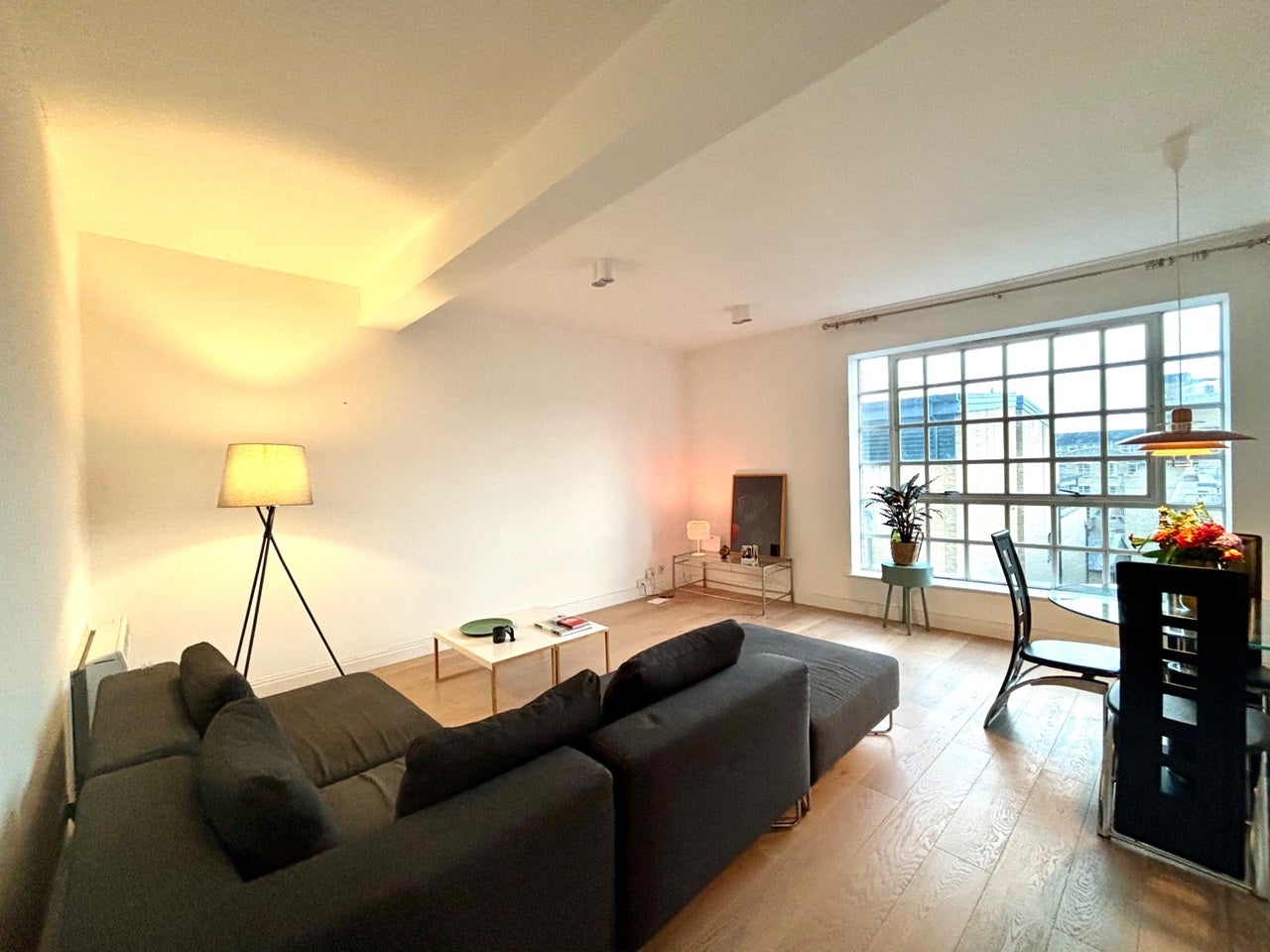 Flat Curlew Street in Greater London