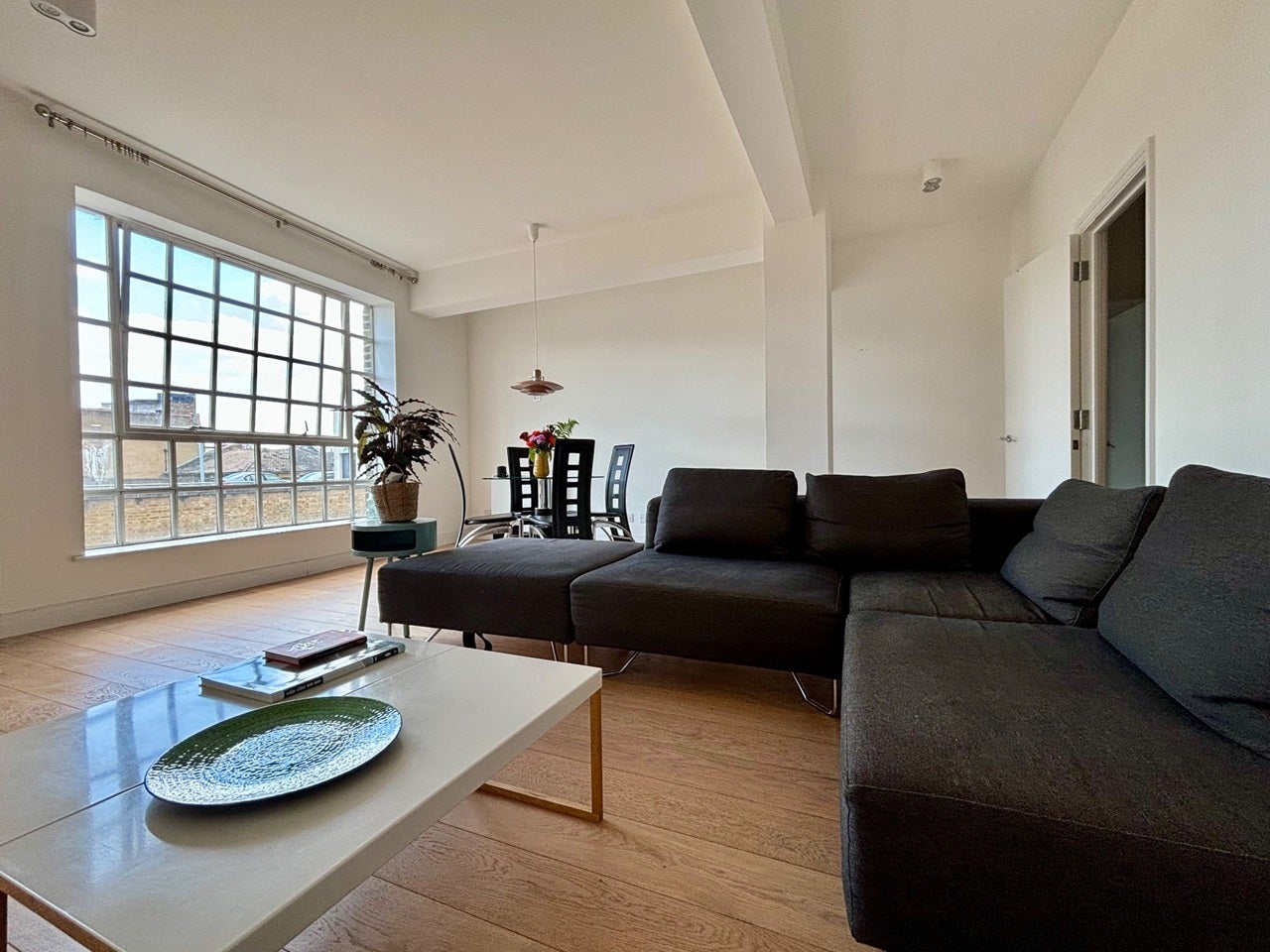 Flat Curlew Street in Greater London