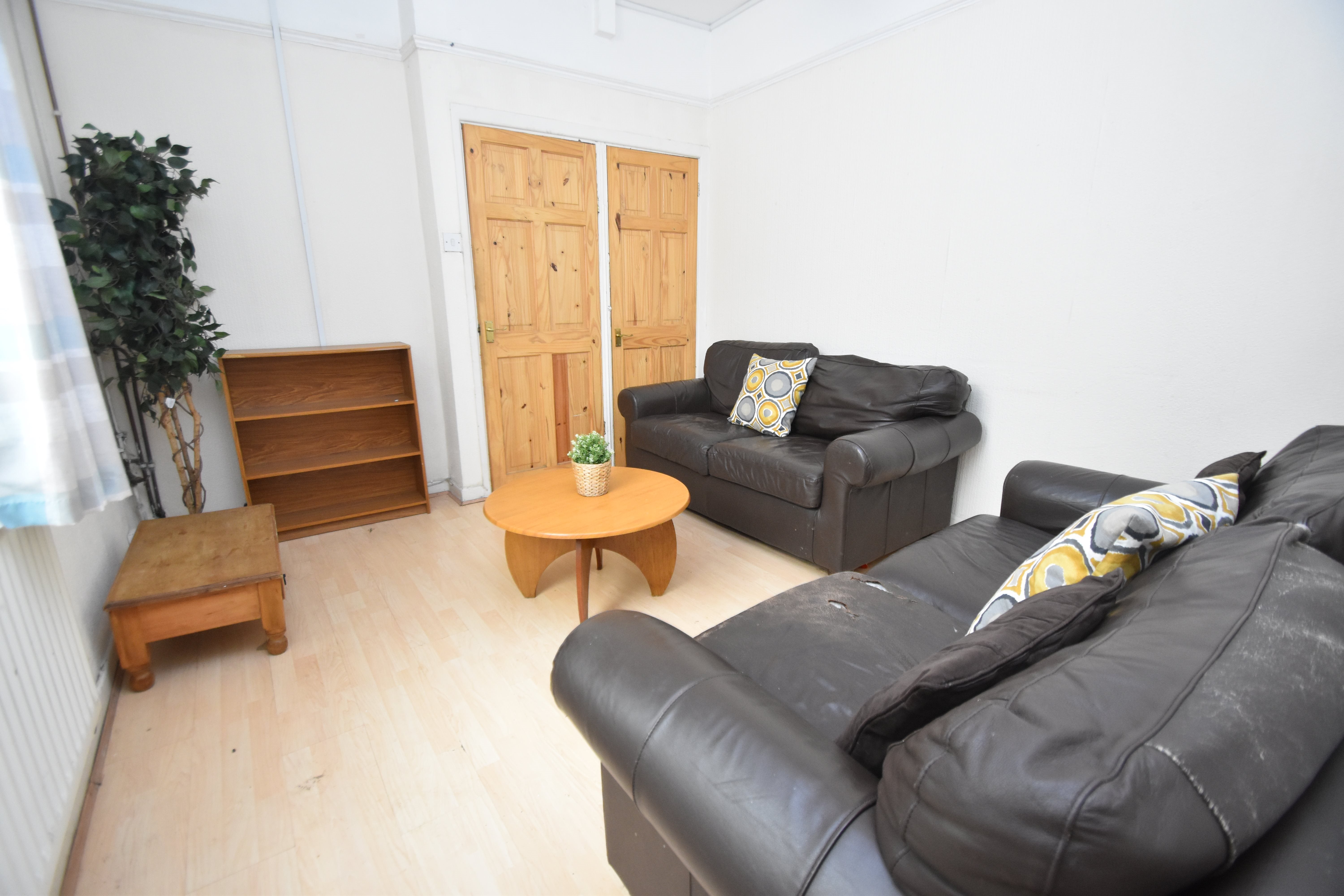 Room Tewkesbury Street in Cardiff