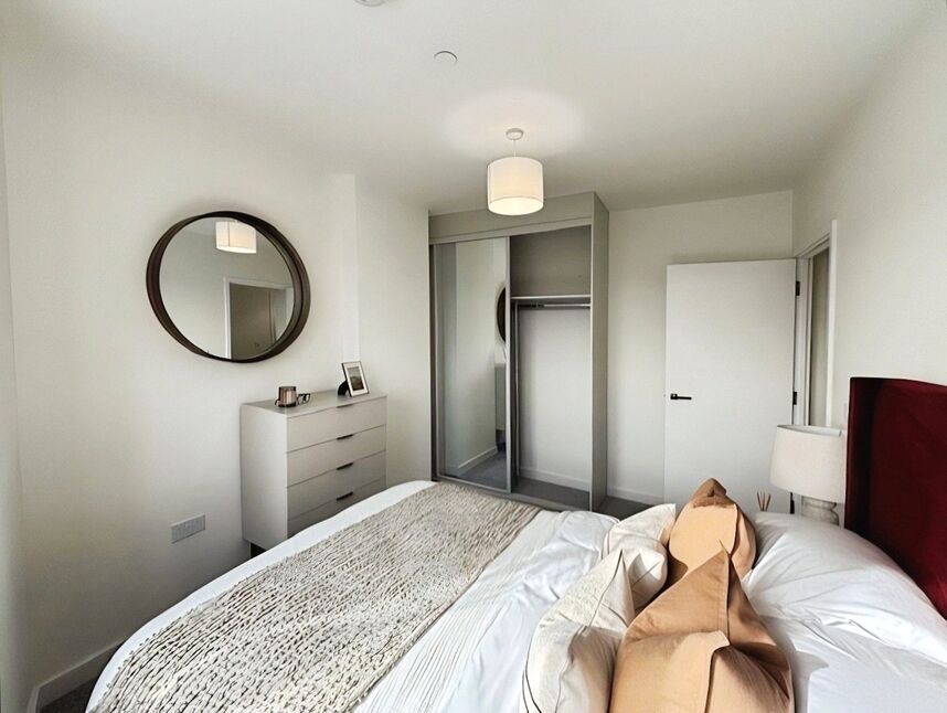 Flat Elmsleigh Road in Staines-Upon-Thames