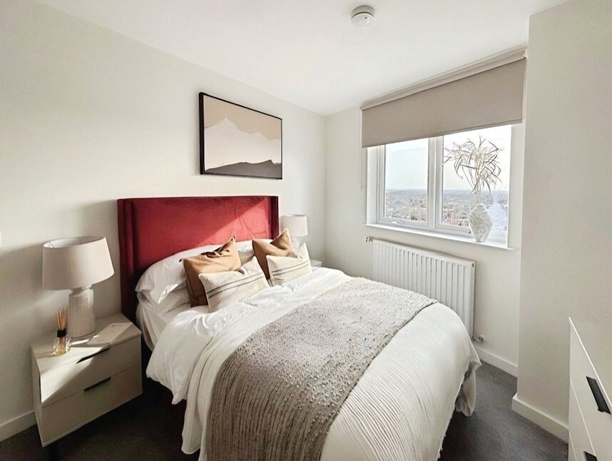 Flat Elmsleigh Road in Staines-Upon-Thames