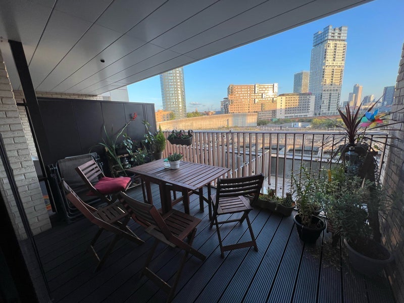 Room Forrester Way in Greater London
