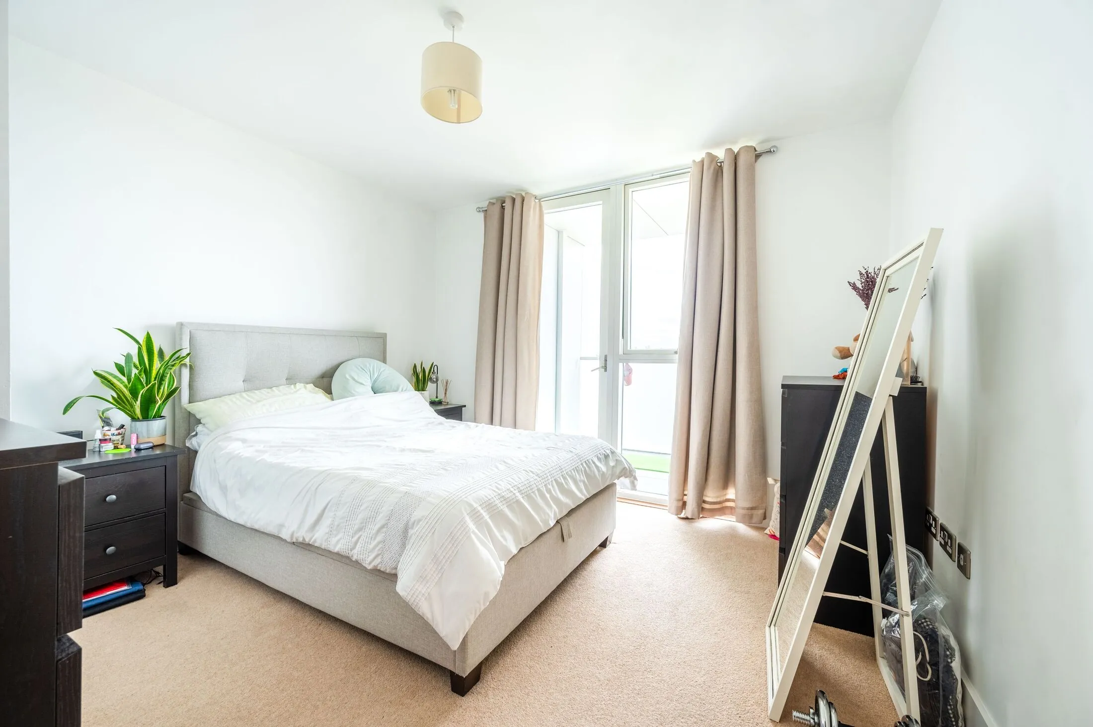 Flat Robsart Street in Greater London
