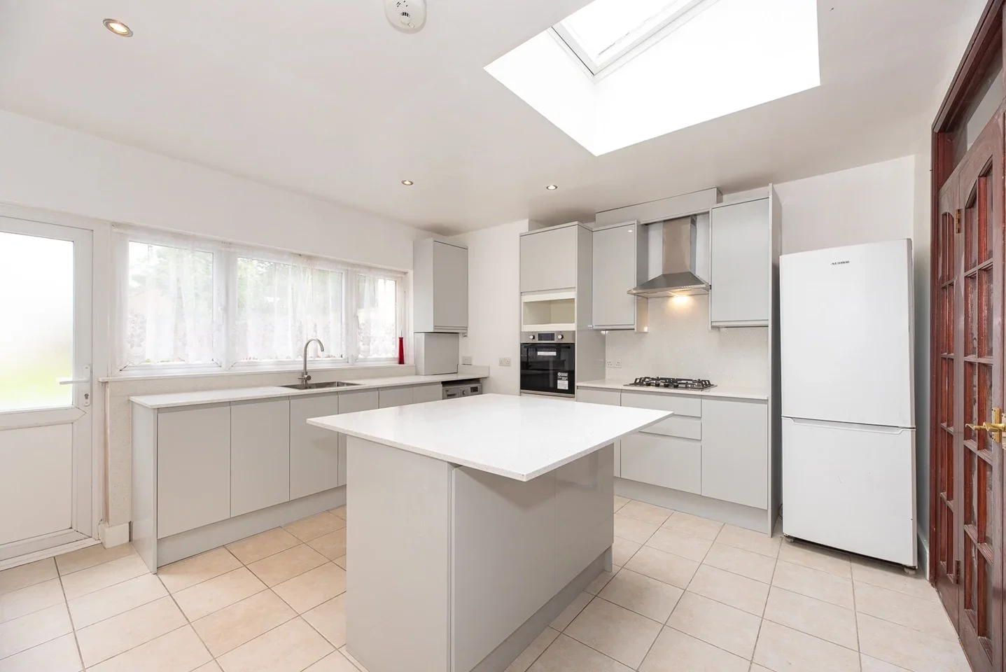 Flat Norbury Crescent in Greater London