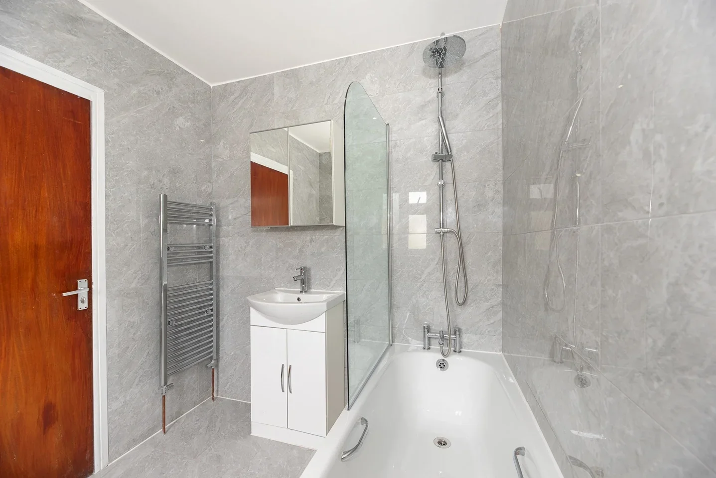Flat Norbury Crescent in Greater London