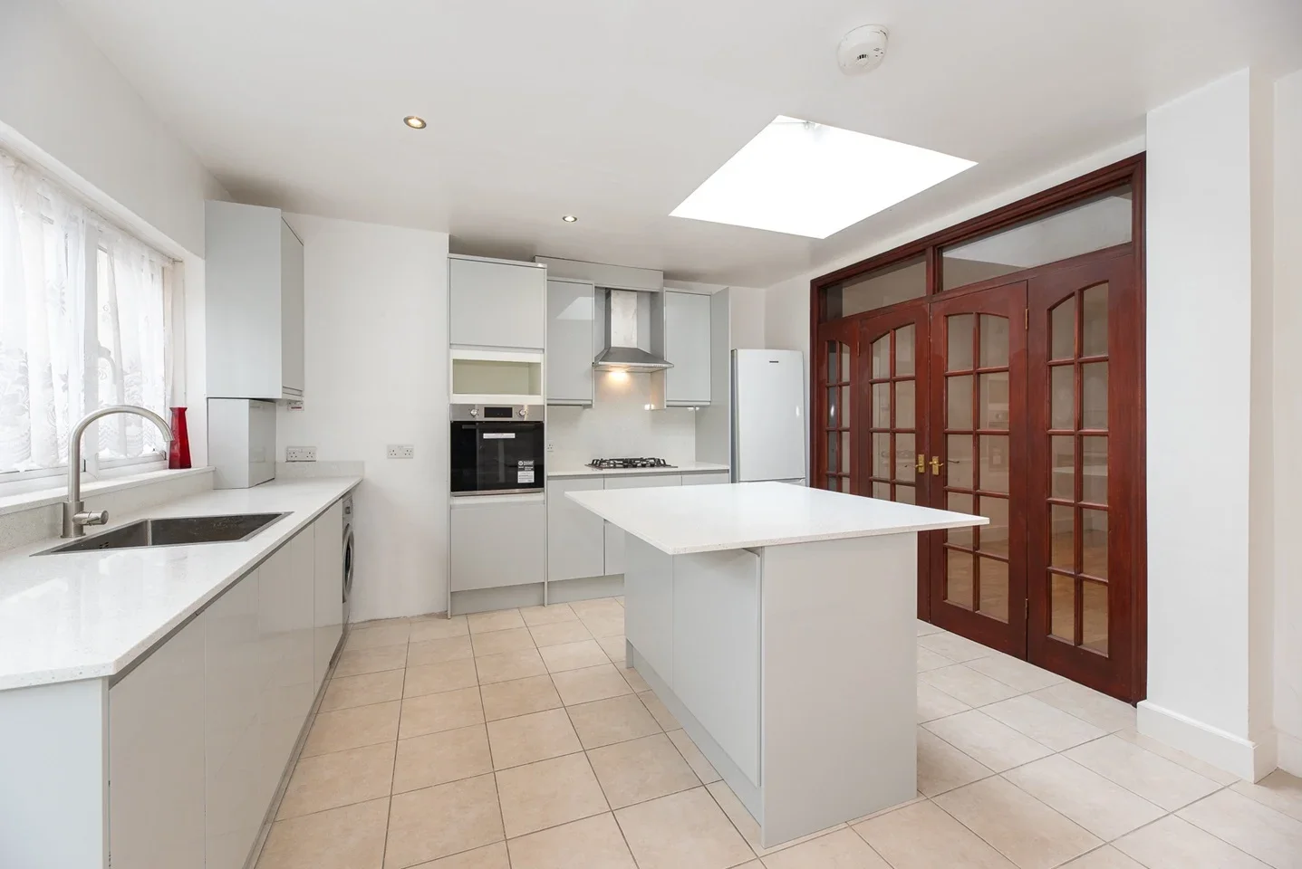Flat Norbury Crescent in Greater London