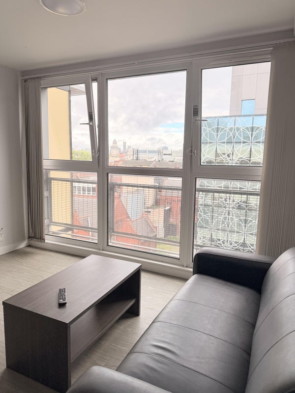 Room Hathersage Road in Manchester