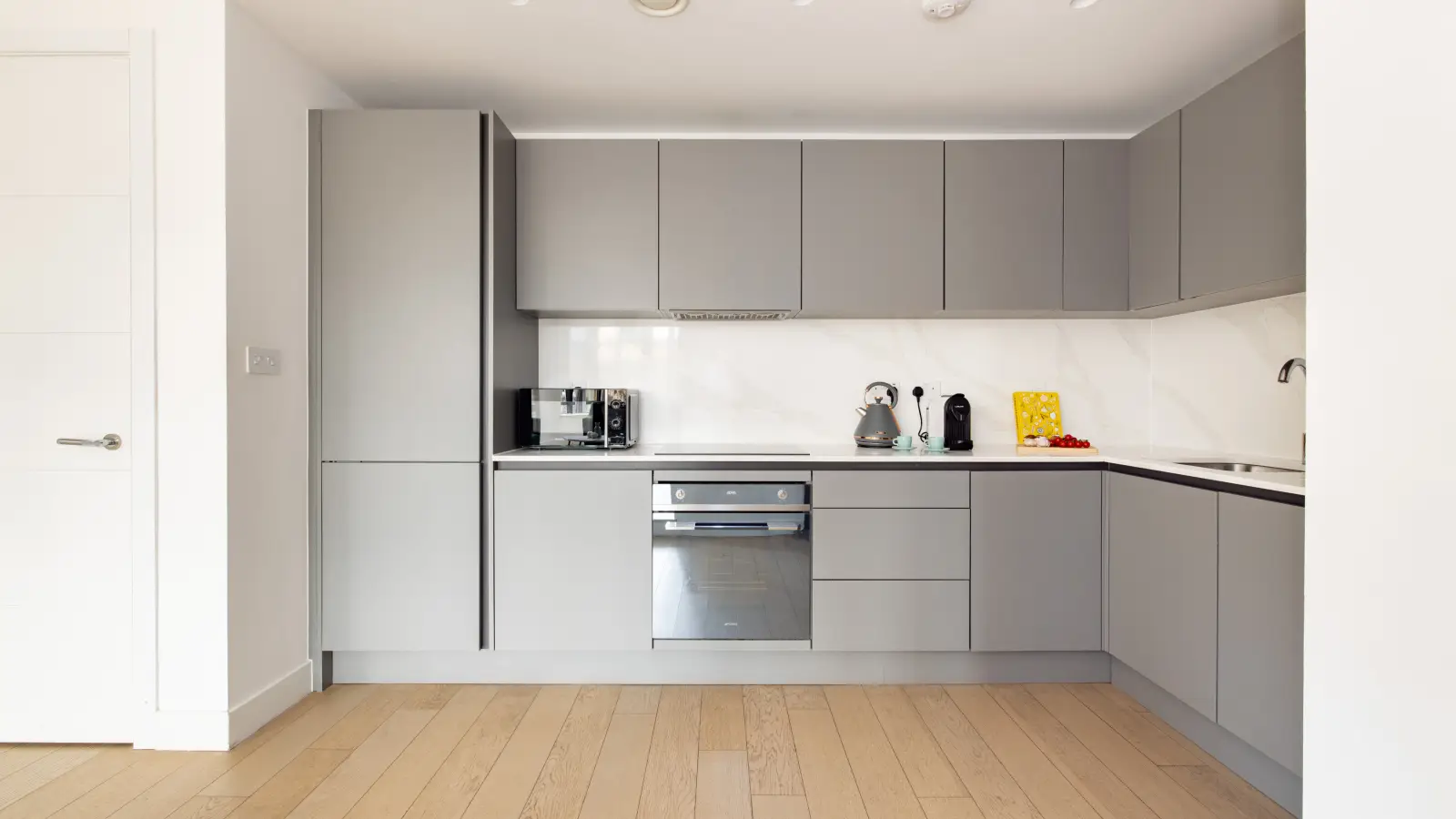 Flat Harlequin Avenue in Greater London