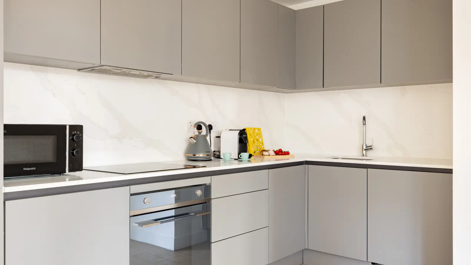 Flat Harlequin Avenue in Greater London