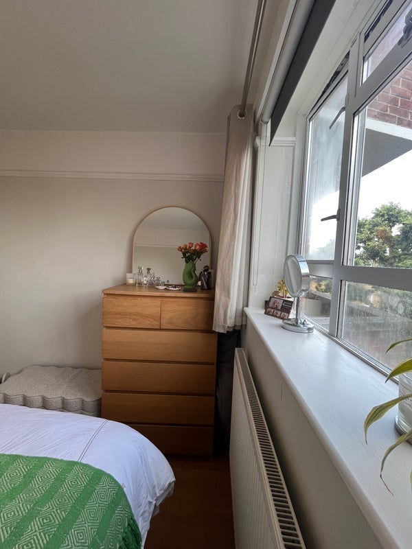 Room Salcott Road in Greater London