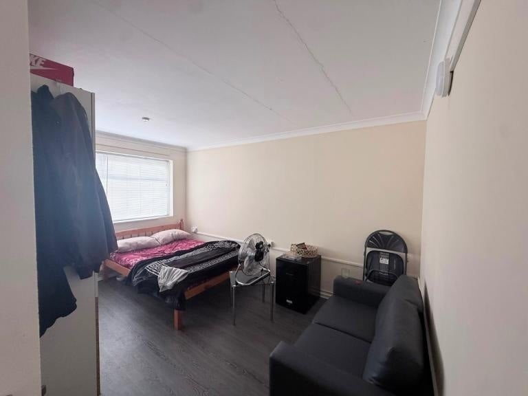 Room Godfrey Avenue in Greater London