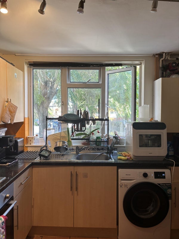 Room Robertson Street in Greater London