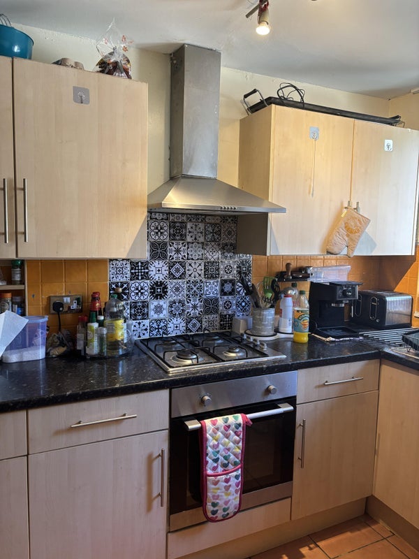 Room Robertson Street in Greater London