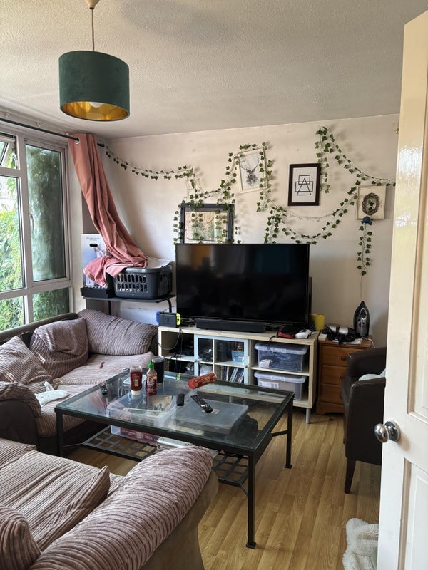 Room Robertson Street in Greater London