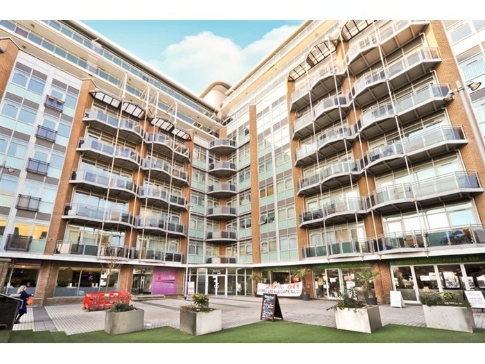 Flat Gerry Raffles Square in Greater London