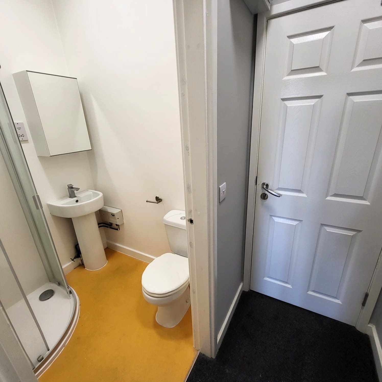 Room Auckland Road in Doncaster