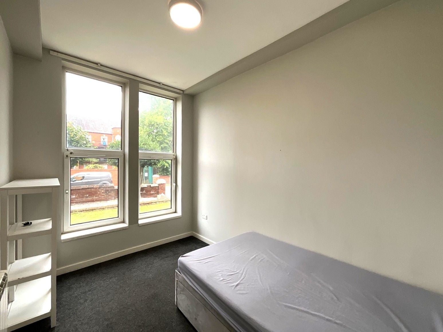 Room Auckland Road in Doncaster
