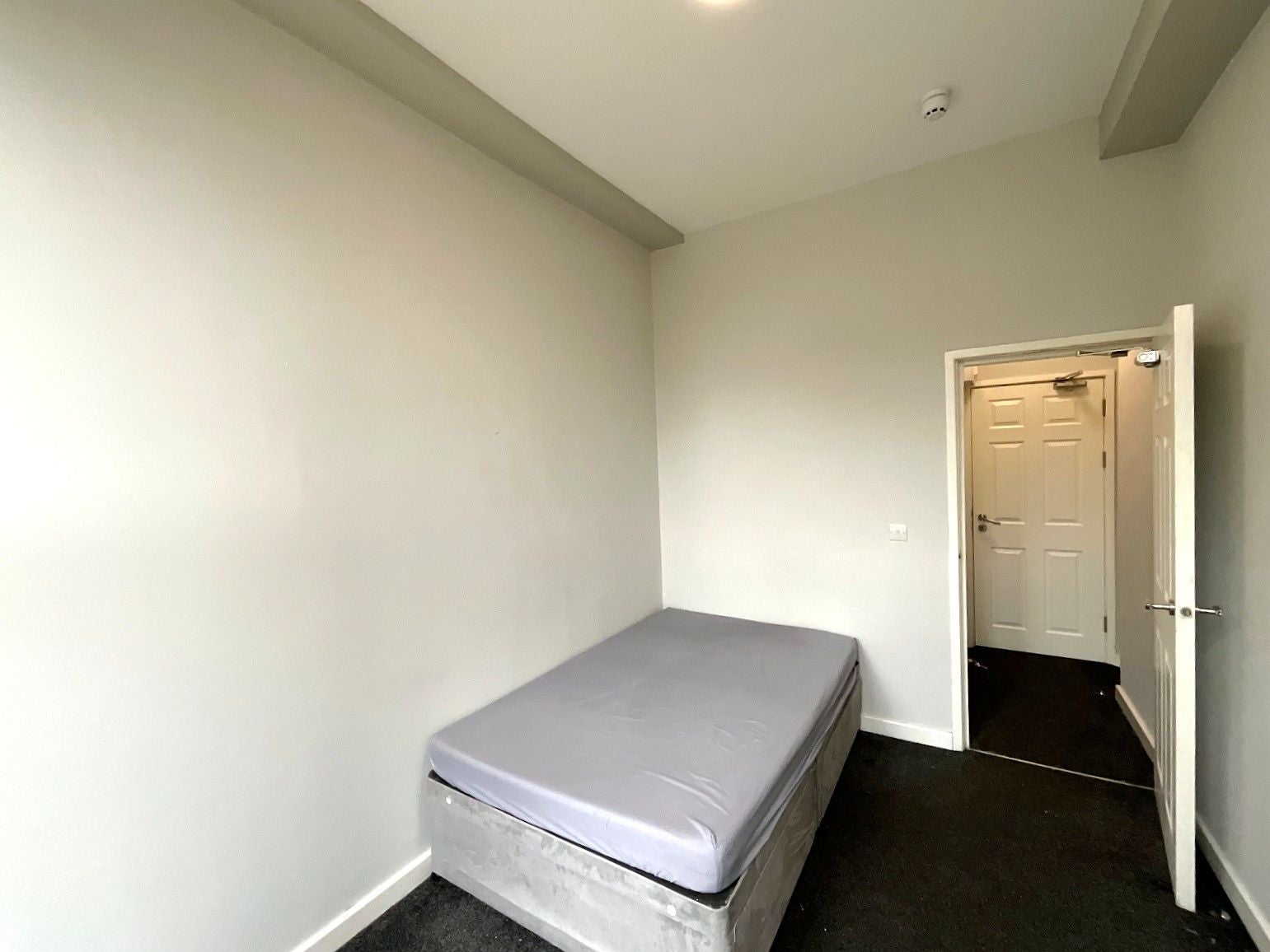 Room Auckland Road in Doncaster