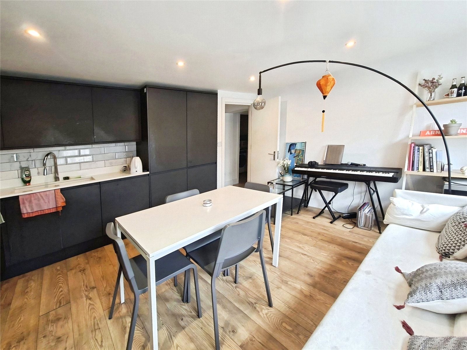 Flat Wyndham Road in Greater London
