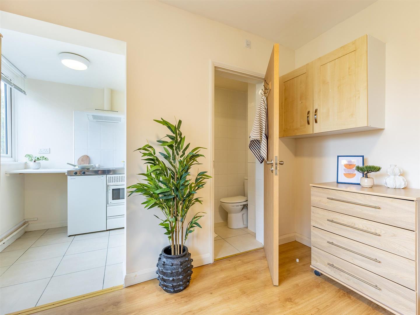 Room Flodden Road in Greater London