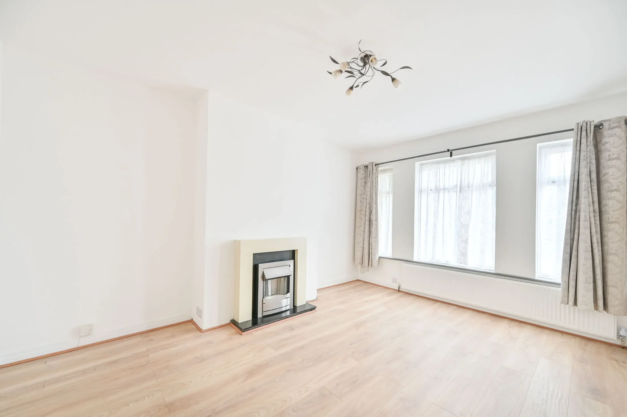 Flat Welland Gardens in Greater London