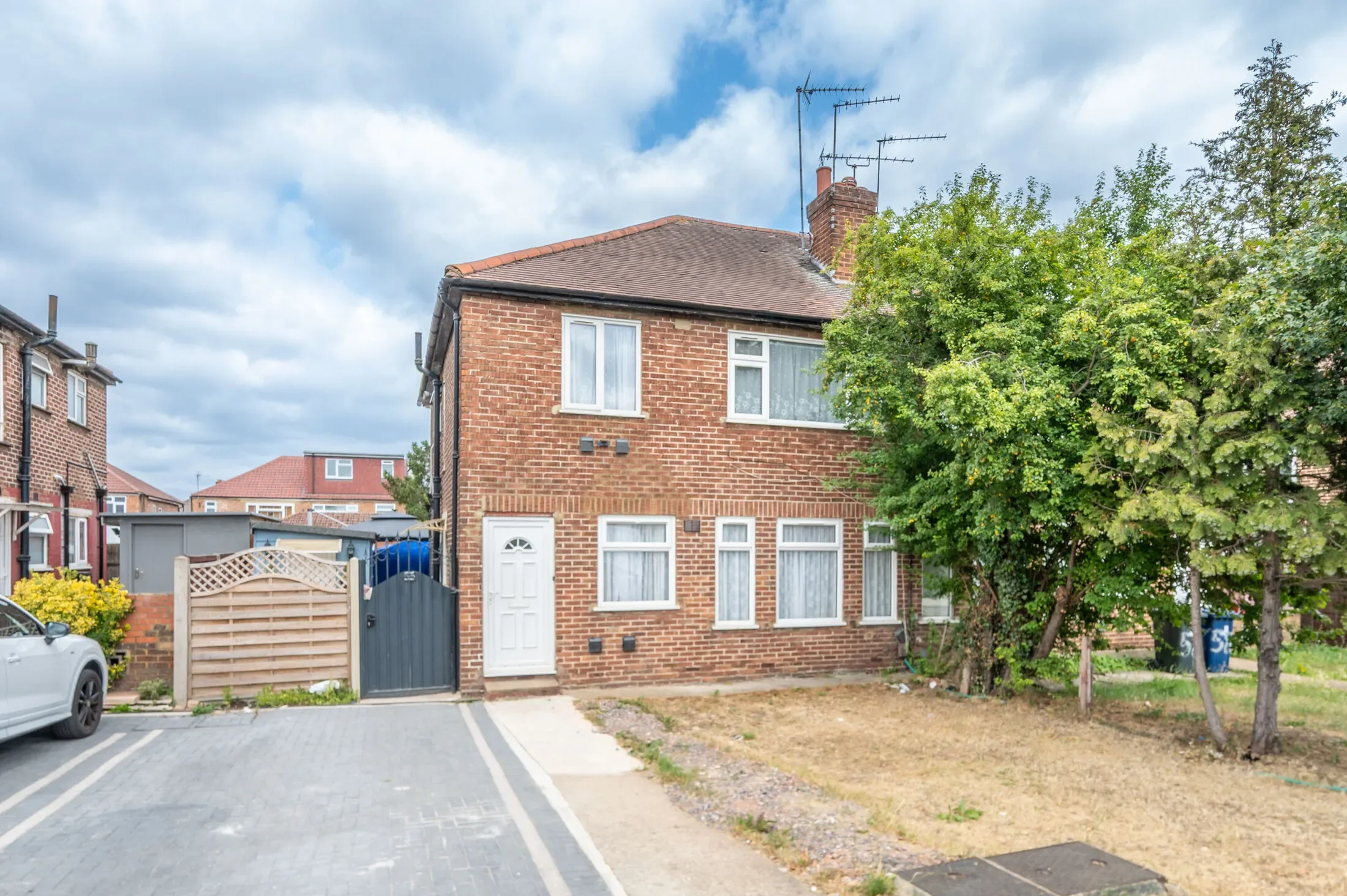 Flat Welland Gardens in Greater London