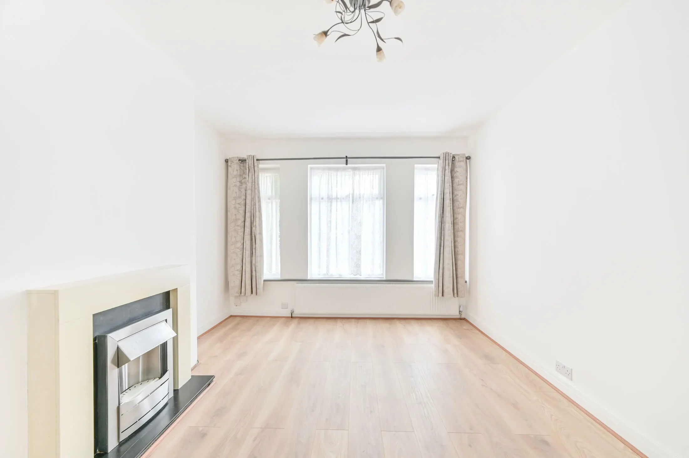Flat Welland Gardens in Greater London