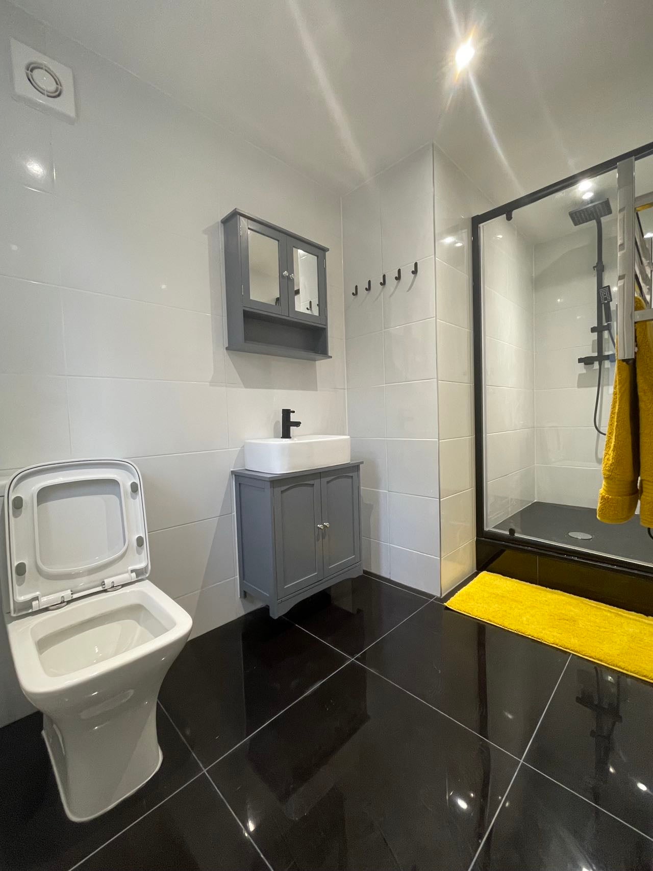 Flat Derwent Avenue in Greater London